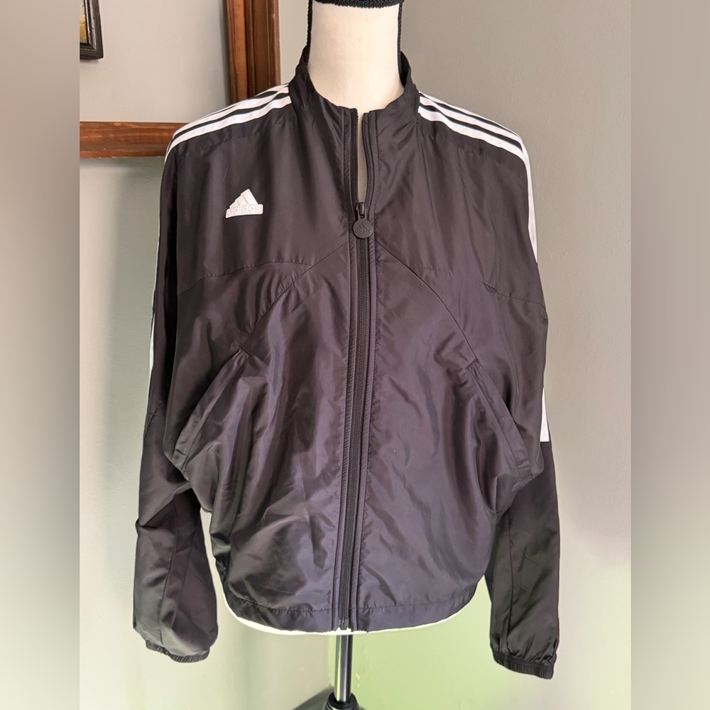 NWOT Adidas Black and White Track Jacket sz M in women’s. Has large pockets.